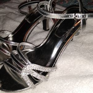 LIKE NEW SILVER SLIPPER HEELS